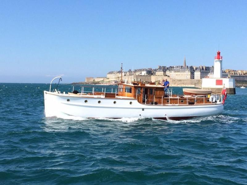 Bateau-hôtel Yacht Karaboudjan *